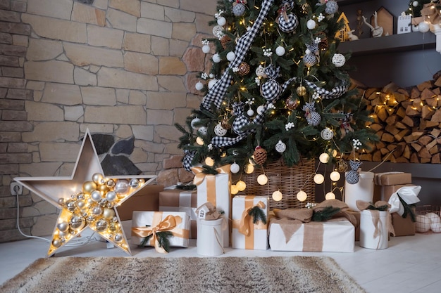 Interior de año nuevo con árbol de Navidad y regalos, comodidad en el hogar