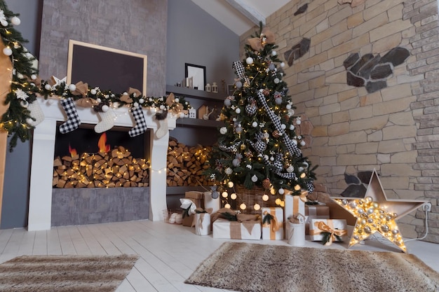 Interior de año nuevo con árbol de Navidad y regalos, comodidad en el hogar