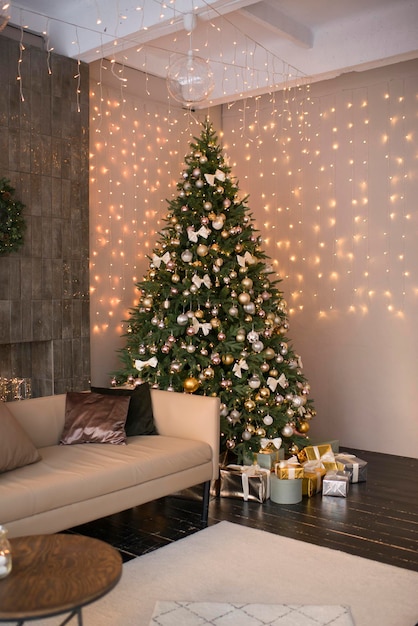 Interior de Año Nuevo con un árbol de Navidad