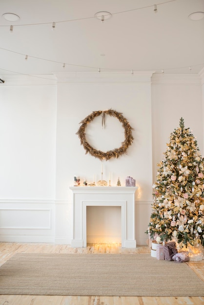 Interior de Año Nuevo con un árbol de Navidad