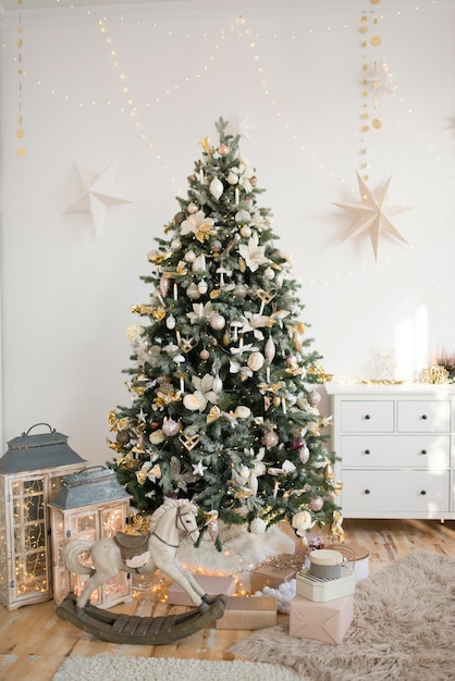 Interior de Año Nuevo con un árbol de Navidad