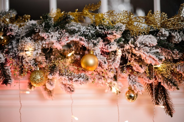 Interior de Año Nuevo con juguetes y un árbol de Navidad decorado Adornos navideños en la casa