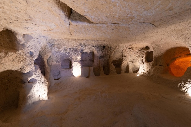 Interior de una antigua ciudad subterránea en Turquía en la región de Capadocia