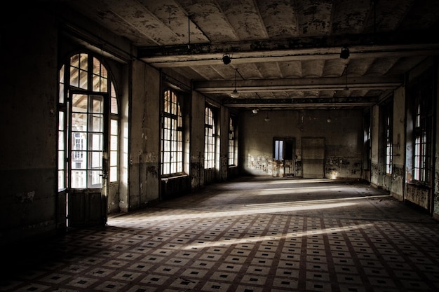 Interior de un antiguo castillo abandonado