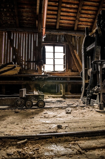 Foto interior de un antiguo edificio abandonado