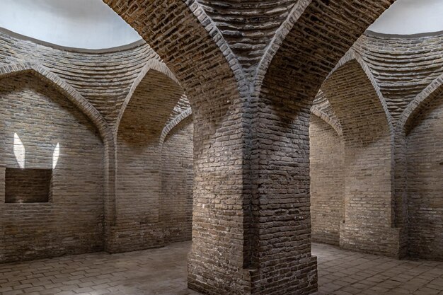 Interior del antiguo edificio con paredes de ladrillo arqueadas y techos encalados redondos Khiva Uzbekistán