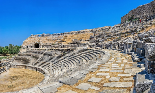 El interior del antiguo teatro Mileto en Turquía