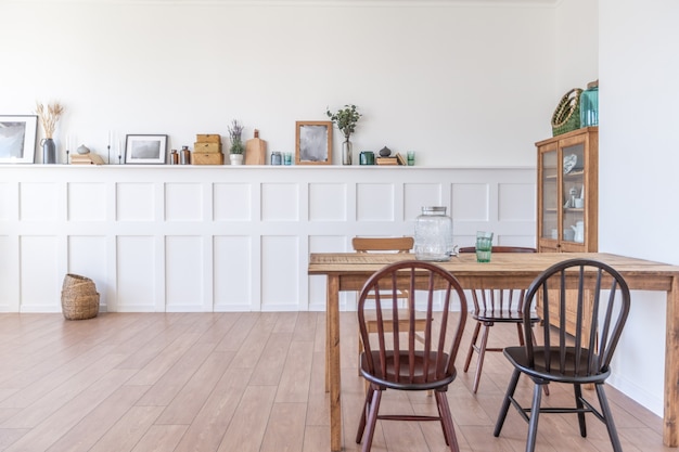 Interior de apartamento estudio vintage en colores claros en estilo antiguo
