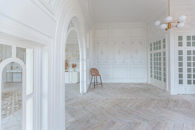 Interior de apartamento de lujo blanco como la nieve con decoración de estilo egipcio con muebles ligeros y elegantes, enormes ventanas panorámicas y un minimalismo de arco y simplicidad con la elegancia del diseño moderno de viviendas