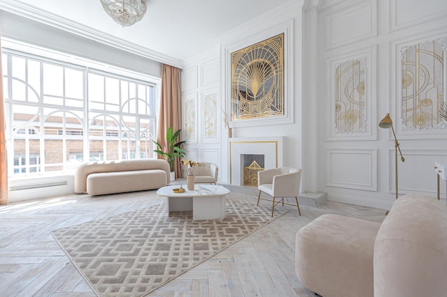 Interior de apartamento de lujo blanco como la nieve con decoración de estilo egipcio con muebles ligeros y elegantes, enormes ventanas panorámicas y un minimalismo de arco y simplicidad con la elegancia del diseño moderno de viviendas