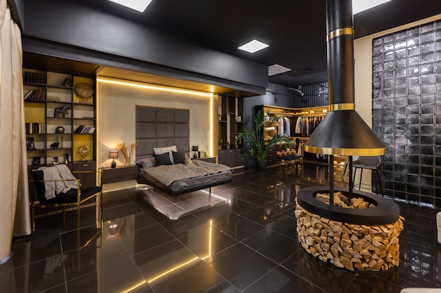 Interior de apartamento masculino con estilo moderno oscuro con iluminación, paredes decorativas, chimenea, vestidor y ventana enorme