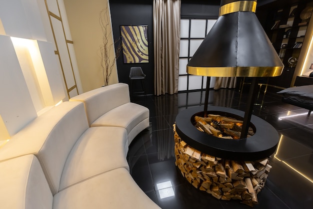 Interior de apartamento masculino con estilo moderno oscuro con iluminación, paredes decorativas, chimenea, vestidor y ventana enorme