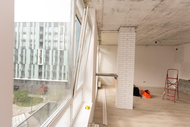 Interior del apartamento con materiales durante la renovación y construcción, remodelación de paredes de yeso o paneles de yeso