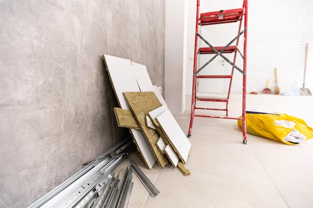 Interior del apartamento durante la renovación y construcción.