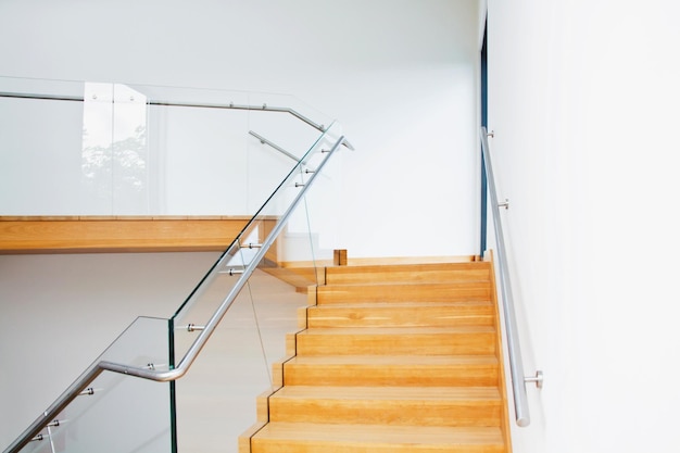 Interior de arquitectura moderna con escaleras de madera.