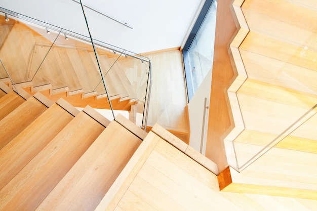 Interior de arquitectura moderna con escaleras de madera.