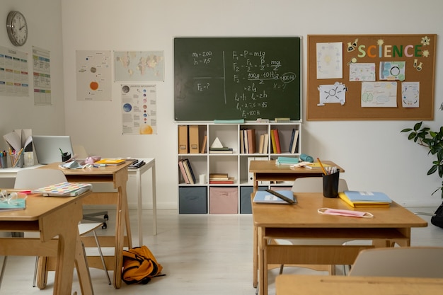 Interior del aula en la escuela contemporánea sin nadie alrededor