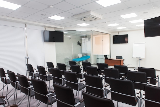 Interior del aula vacía