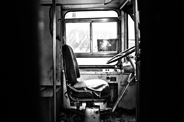 Foto el interior de un autobús abandonado