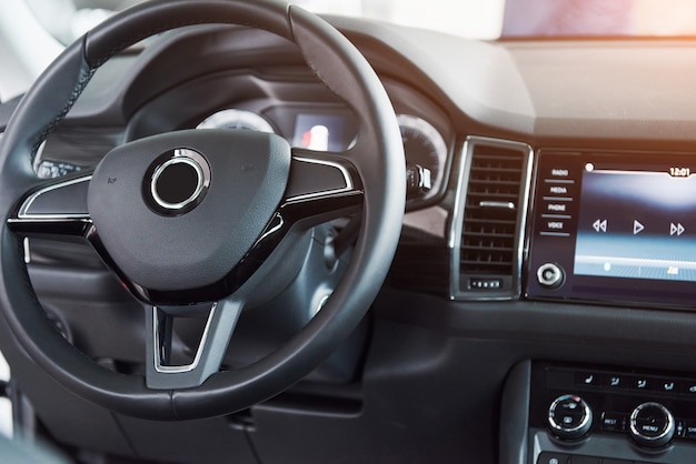 Interior del automóvil de lujo: volante, palanca de cambios y tablero de instrumentos