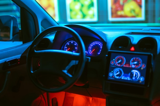 El interior de un automóvil moderno con luz de fondo roja. tarde noche