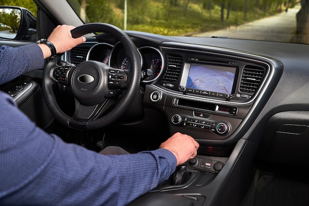 Interior del automóvil premium con cámara de visión trasera, trayectoria dinámica, líneas de giro y asistente de estacionamiento. Sistema de asistencia al conductor para estacionamiento. Opciones de ayuda dentro del auto de lujo