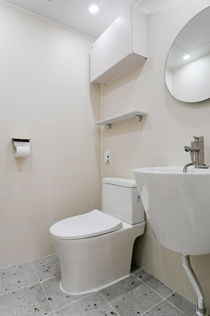 Interior del baño con azulejos cremosos seleccionados