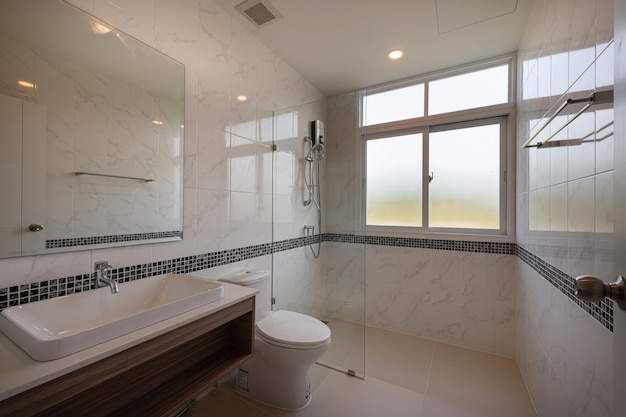 Interior del baño de la bañera moderna y el interior del lavabo en un hotel