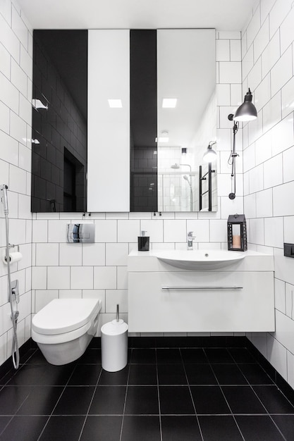 Interior de baño en blanco y negro