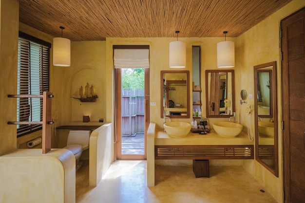 Interior de un baño de una casa moderna con una piscina villa de piscina moderna en la playa