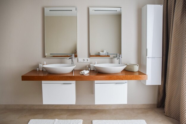 Interior de baño contemporáneo, gran diseño.