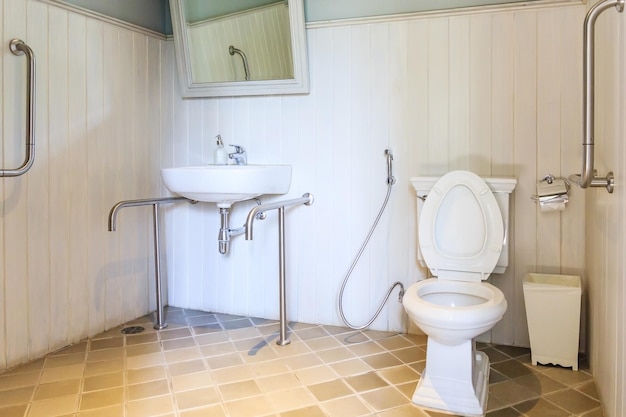 Interior del baño para discapacitados o ancianos