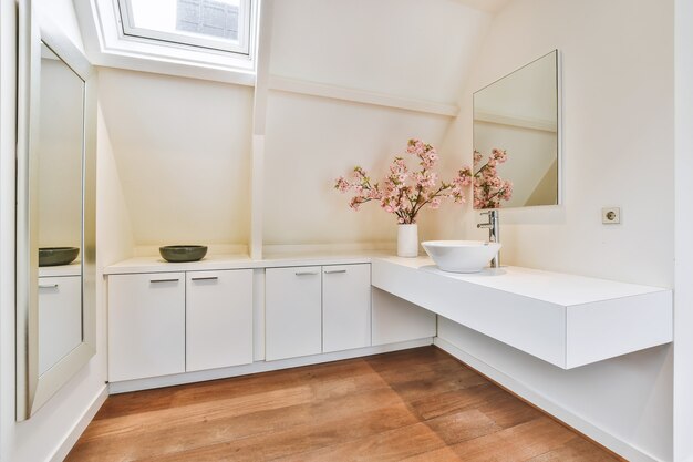 Interior de baño elegante y luminoso en una casa de lujo