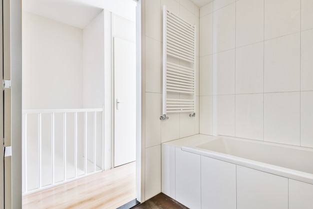 Interior de baño elegante y luminoso en una casa de lujo