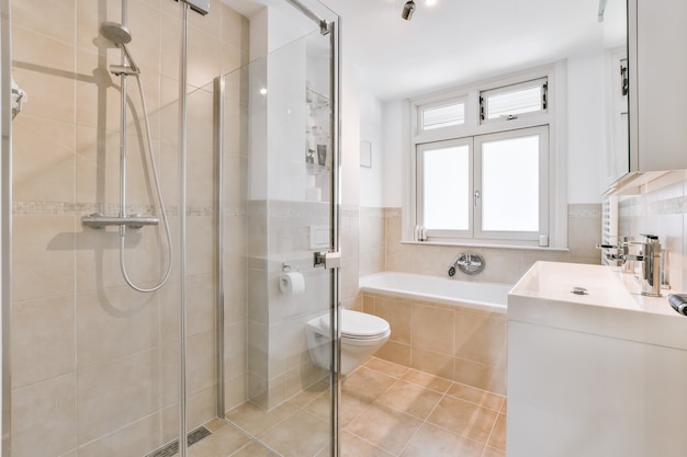 Interior de baño elegante y luminoso en una casa de lujo