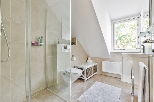 Interior de baño elegante y luminoso en una casa de lujo