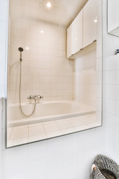 Interior de baño elegante y luminoso en una casa de lujo