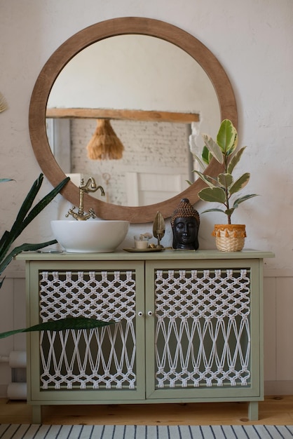 Interior de baño de estilo escandinavo.