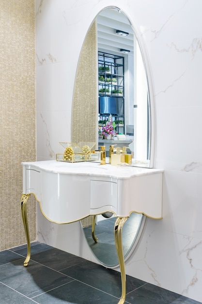 Interior de baño con grifo lavabo y toalla blanca.