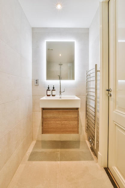 Interior de baño con lavabo de cerámica.