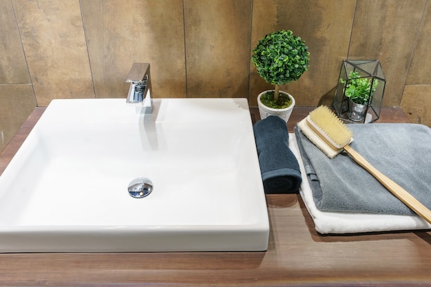 Interior de baño con lavabo, grifo y espejo.