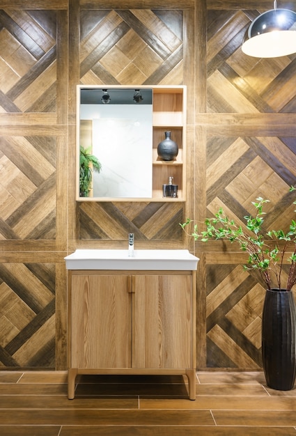 Foto interior de baño con lavabo, grifo de lavabo y espejo. diseño moderno de baño.