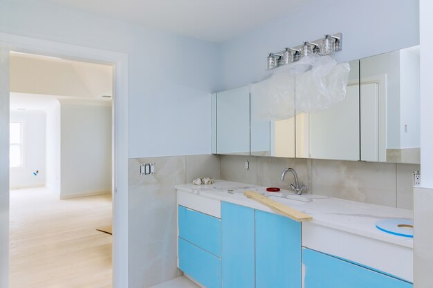 Interior de baño con lavabo y grifo.