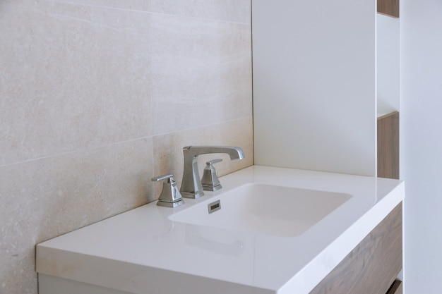 Interior de baño con lavabo y grifo.