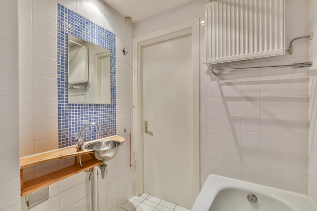 Interior de baño moderno con bañera