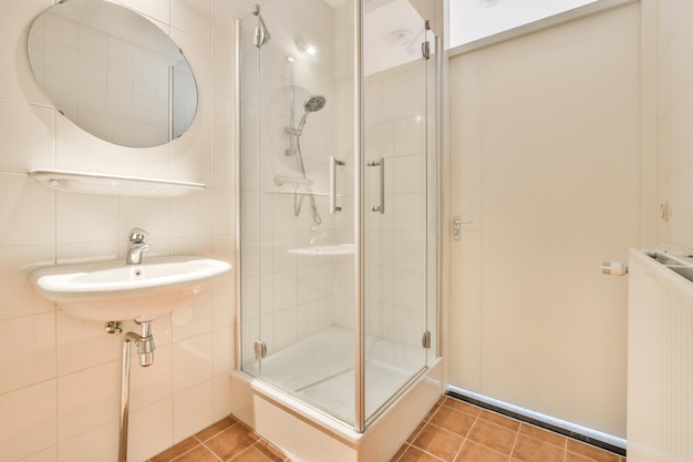 Interior de baño moderno con bañera