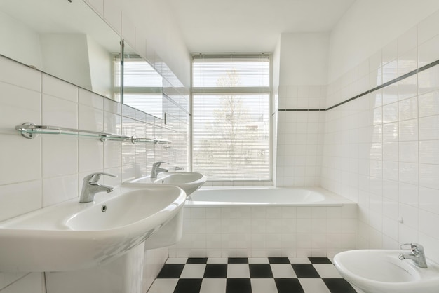 Interior de baño moderno con bañera