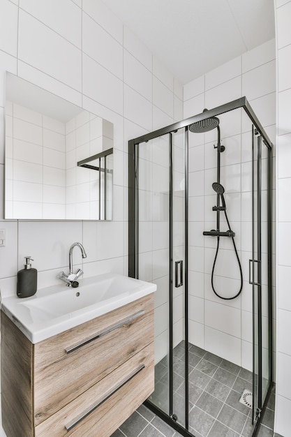 Interior de baño moderno con caja de baño