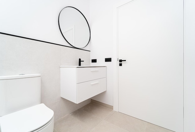 Interior de baño moderno con elementos en blanco y negro