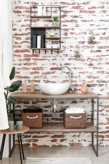 Interior de baño moderno con lavabo